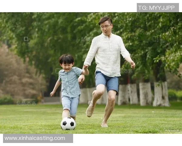 足球明星温情瞬间抱小孩视频素材展现亲子互动与爱心传递